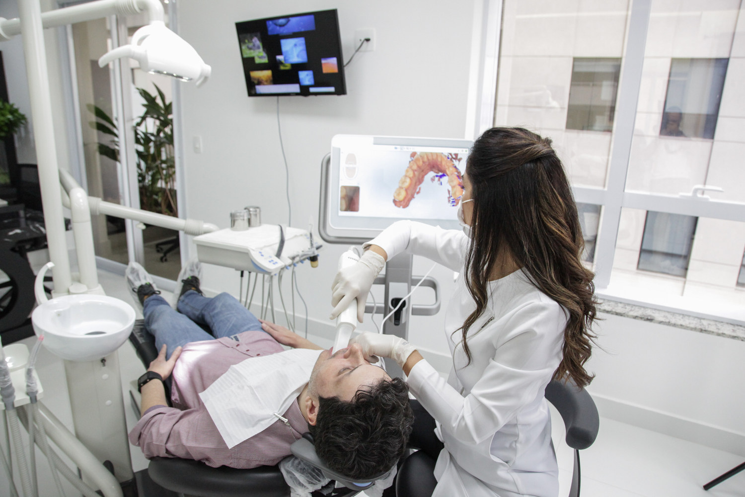 Atendimento com escaneamento 3D na clínica